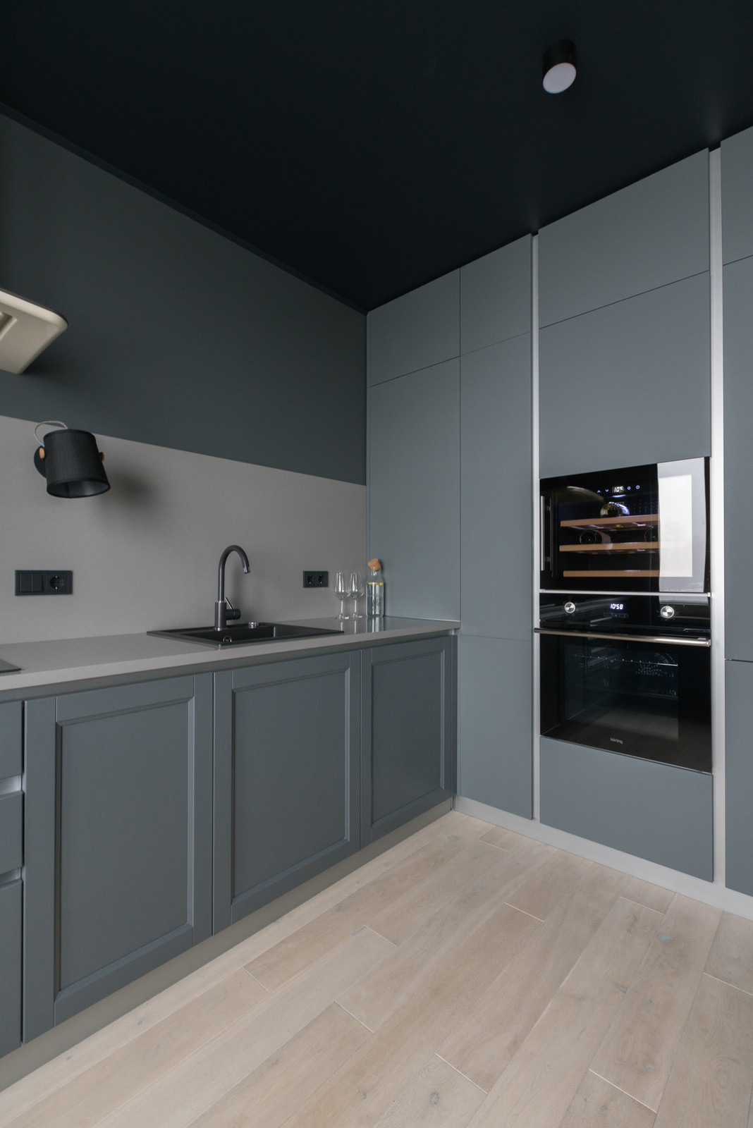 Кухня в антрацитовом цвете для молодого парня