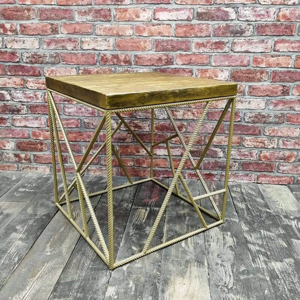 Обложка проекта: золотой журнальный стол