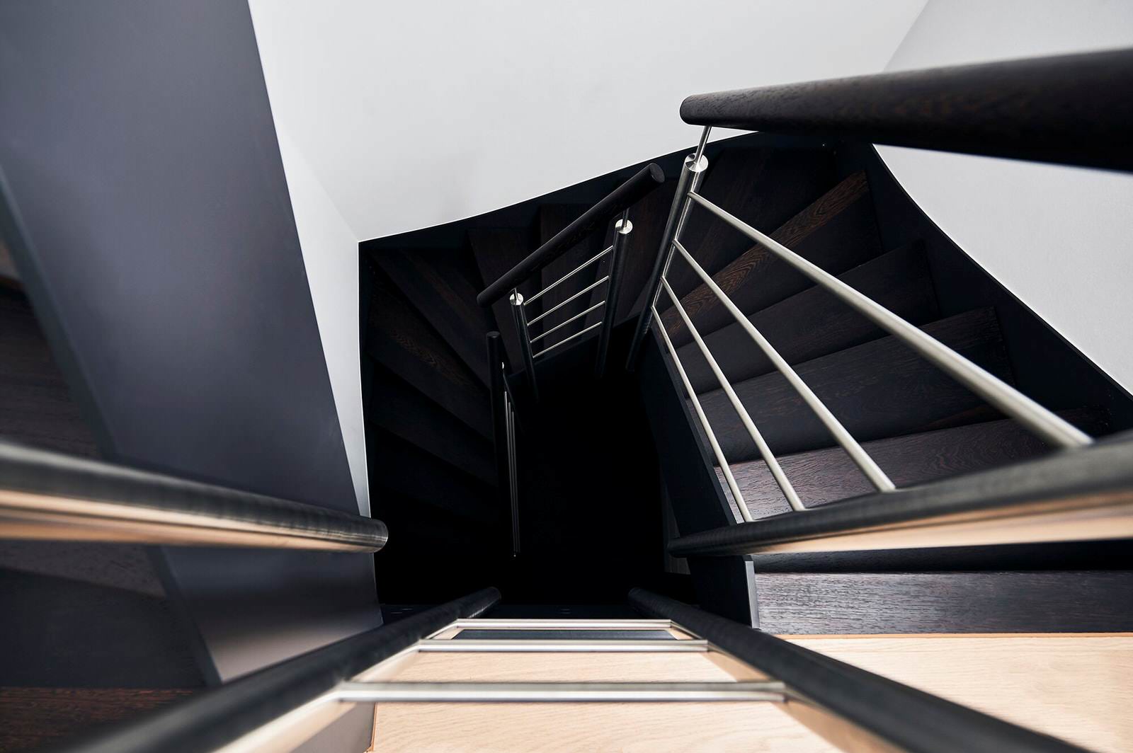 Консольная лестница в темных тонах