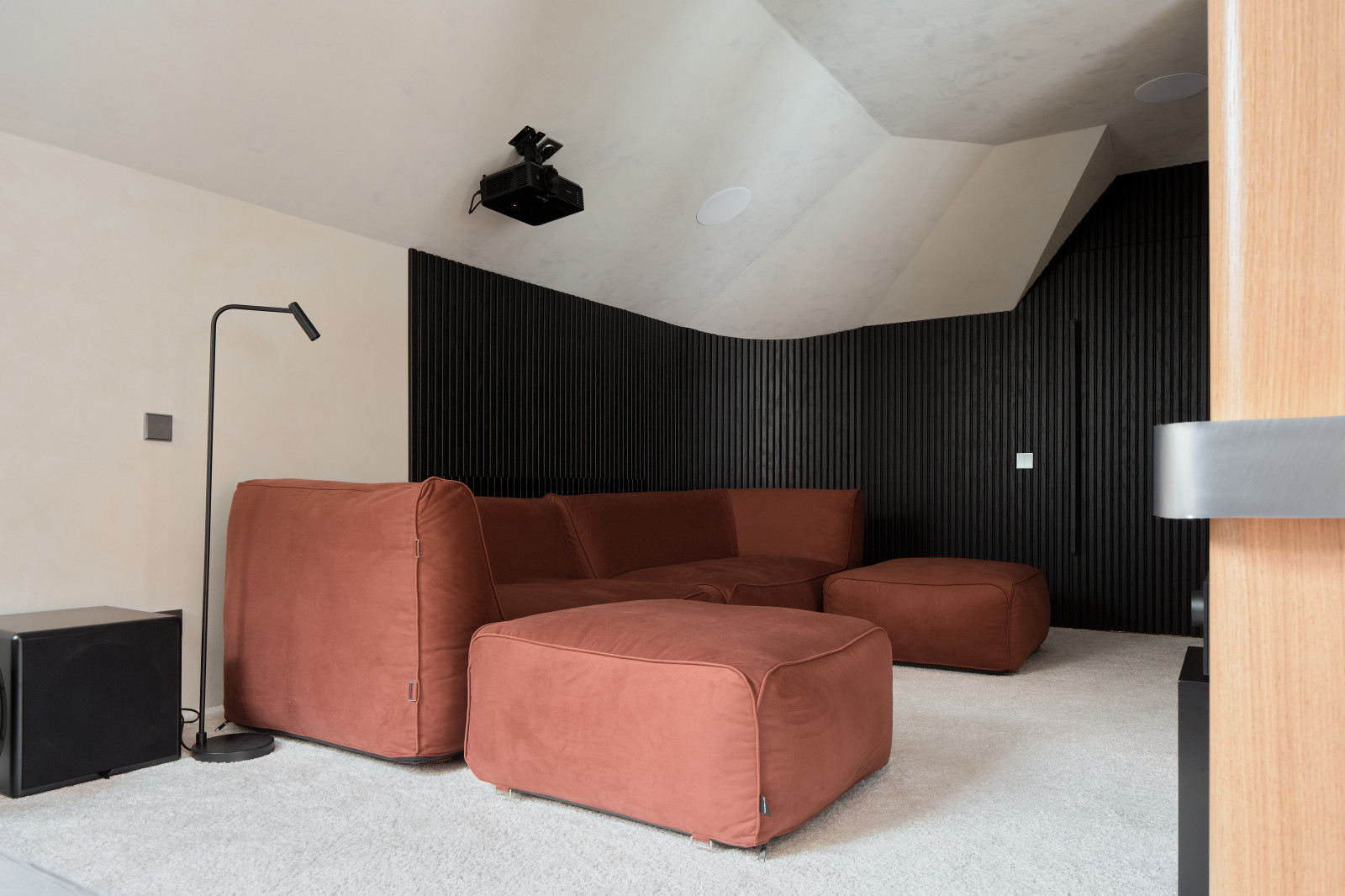 Спальня с прозрачной ванной