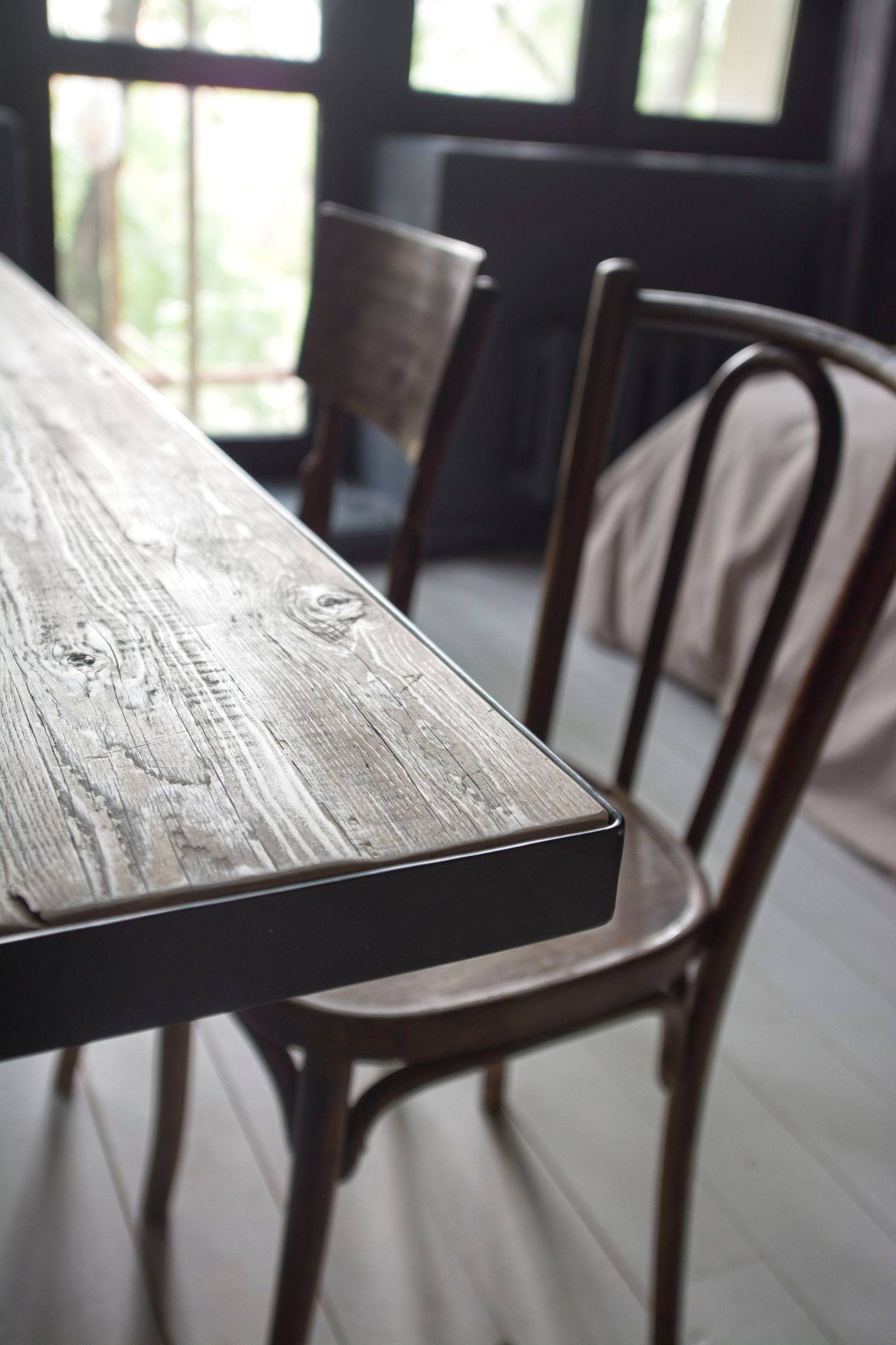 Houzz тур: Студия с металлической кухней и хрустальной люстрой