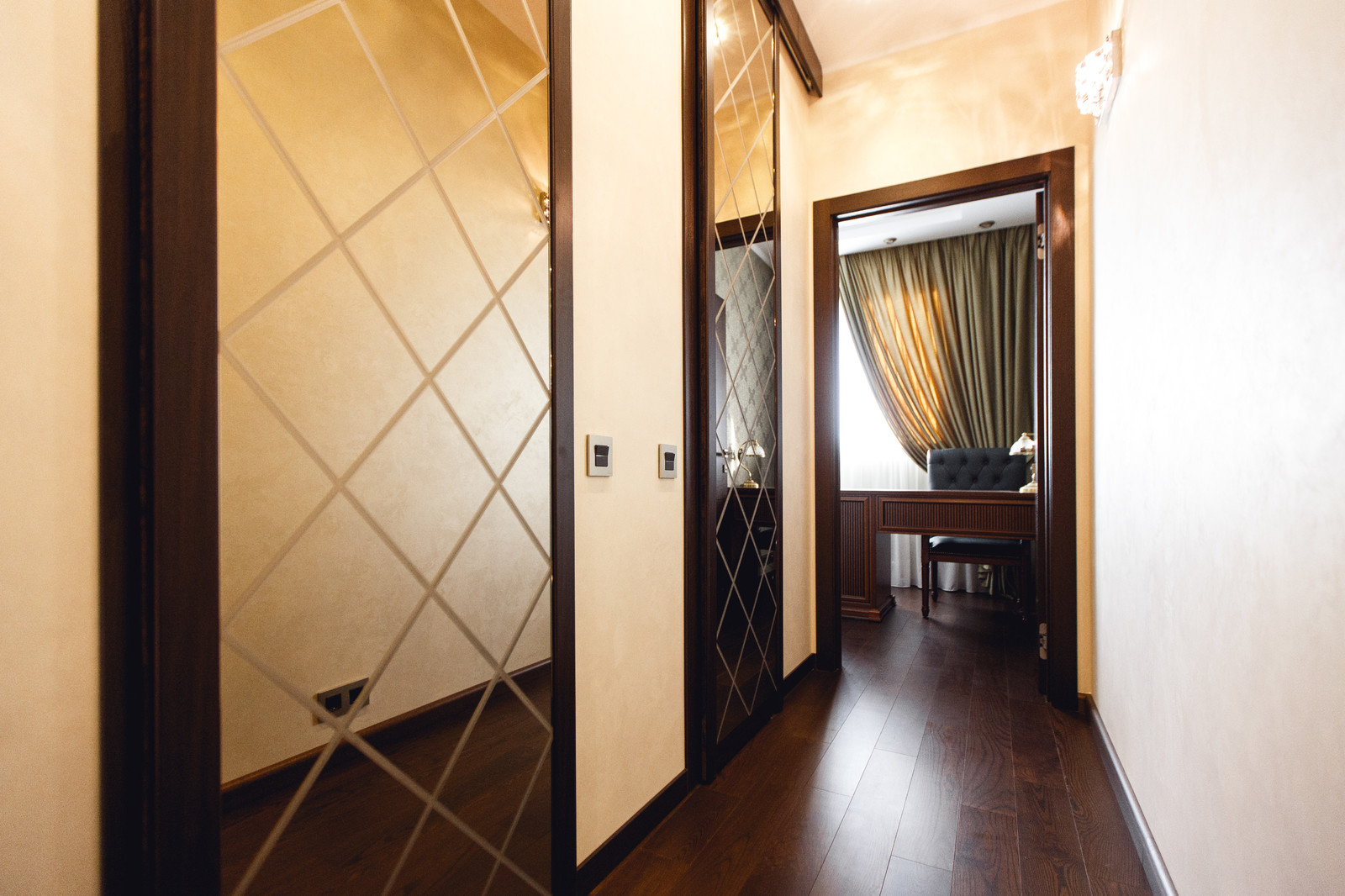 Современная квартира с мрамором на стенах