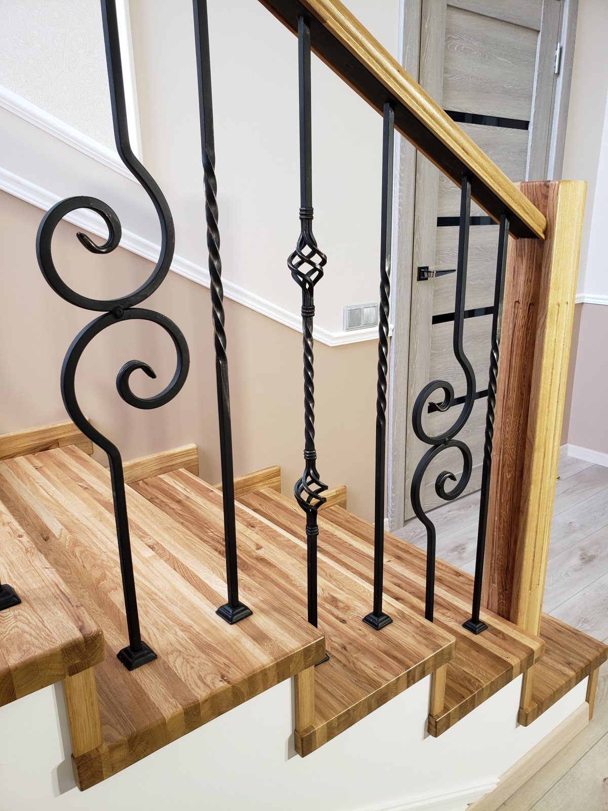 Обложка проекта: Лестница из дуба с коваными ограждениями