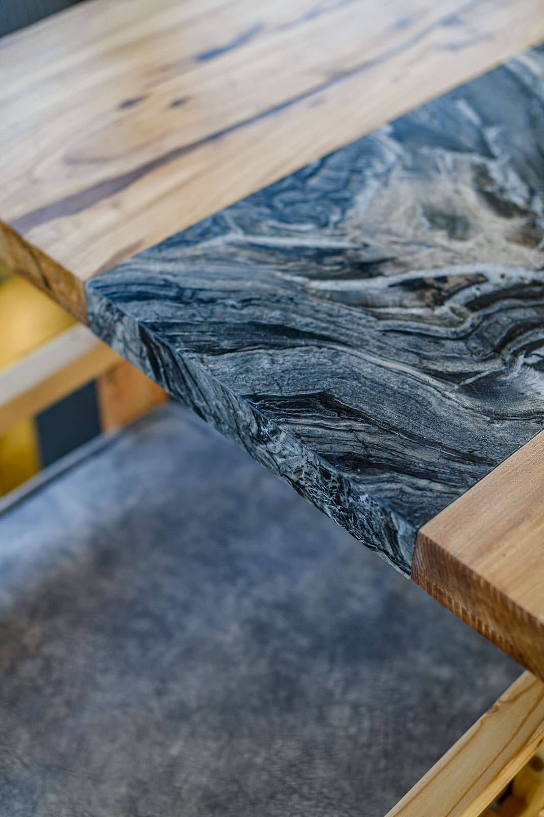 Стол из слэбов карагача и натурального камня