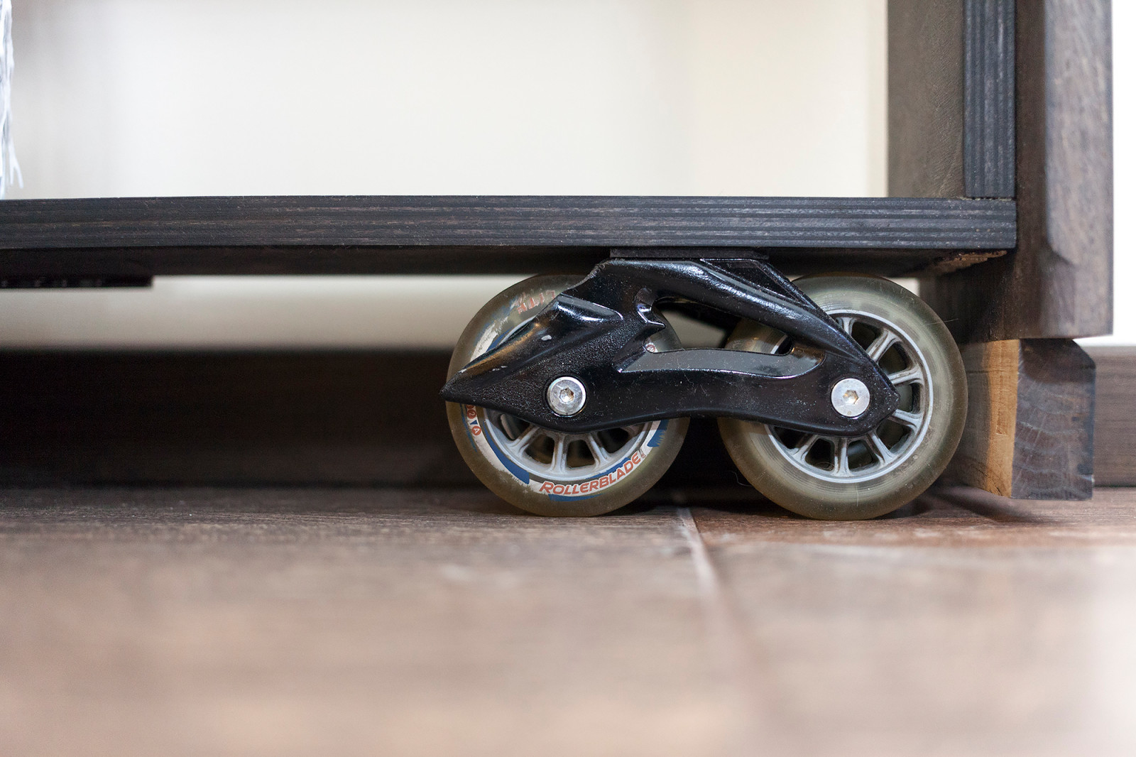 Буфет "Тет-а-тет". Роликовые колесики выдвижного бара