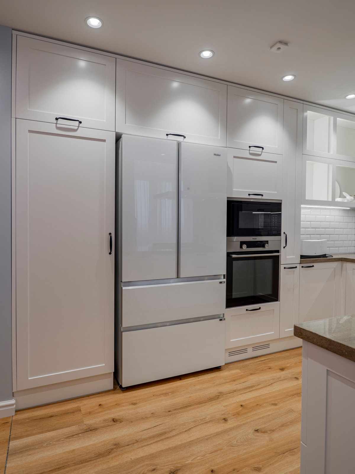 Стильная неоклассическая кухне в белом цвете