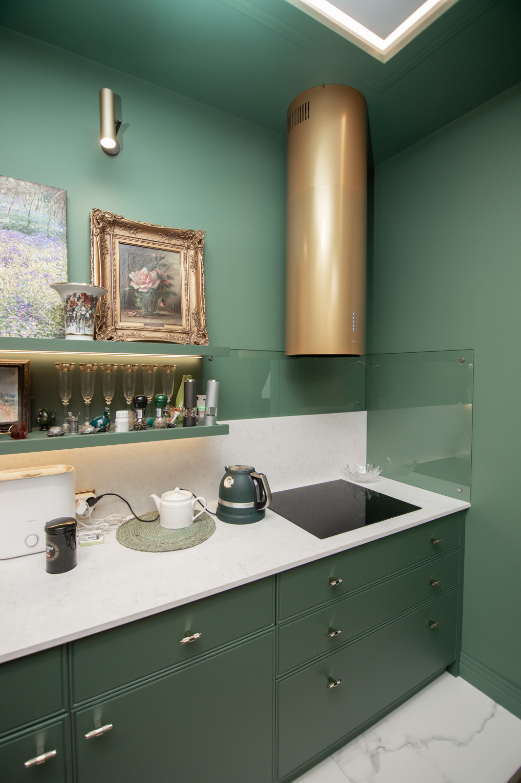 Стильная неоклассическая кухня в темно-изумрудном цвете