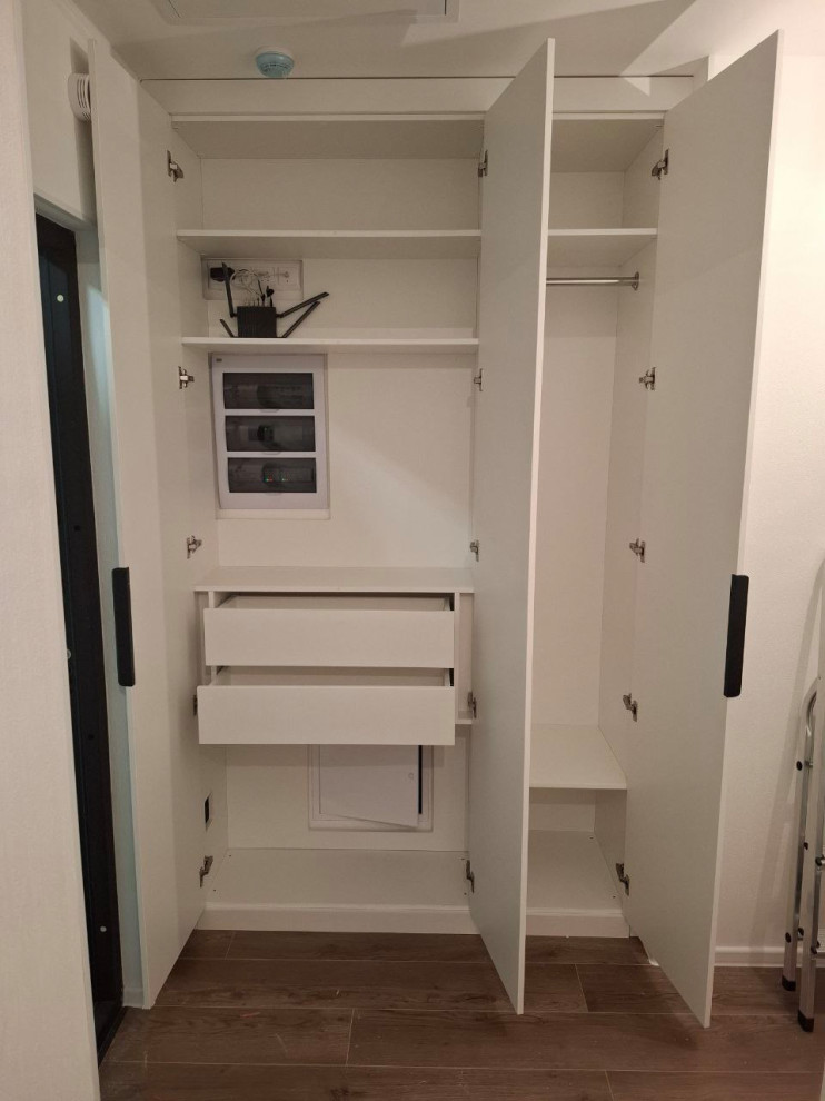 Распашные шкафы