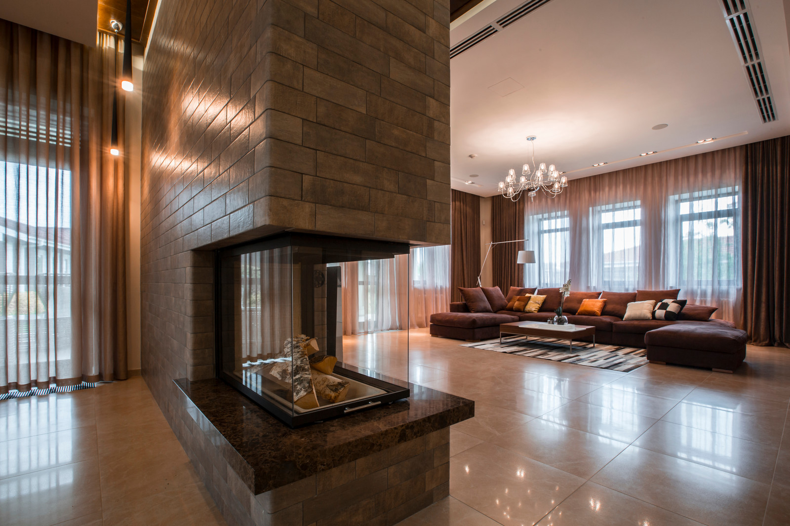 Дом с камином в бежевой гамме