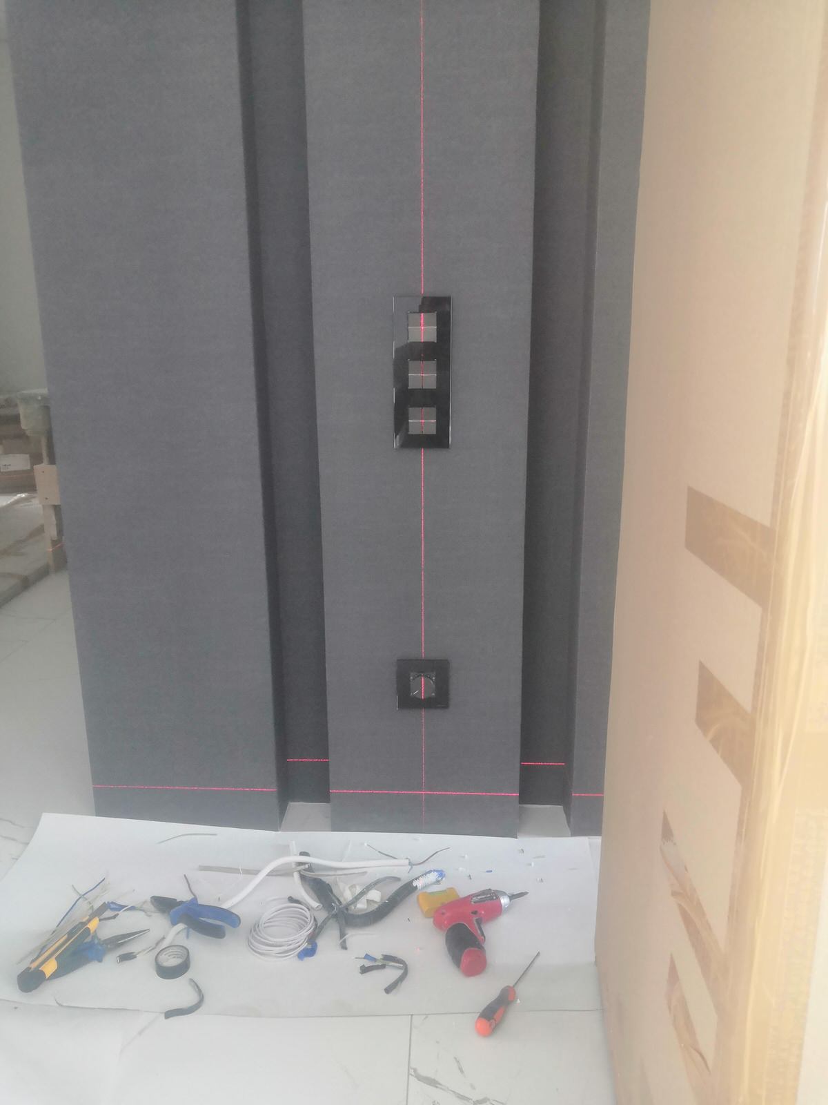 Обложка проекта: встроенная трековая система освещения