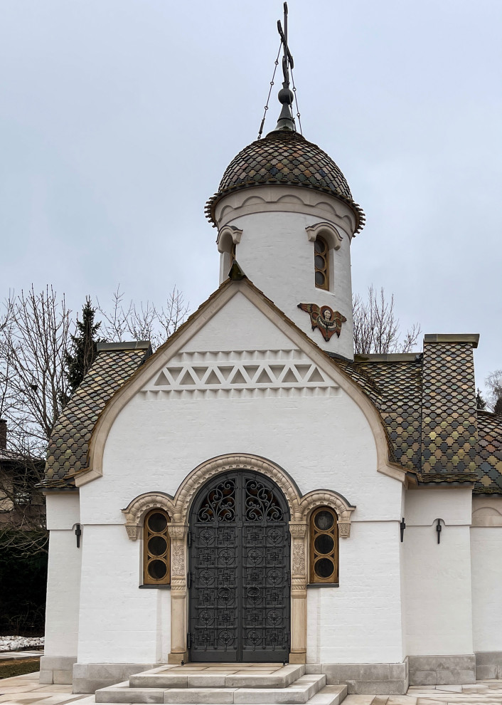 Кованые двери в Храм с витражными окнами.