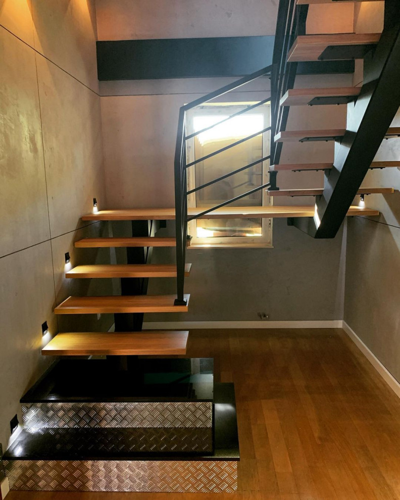 Поворотная лестница на монокосоуре