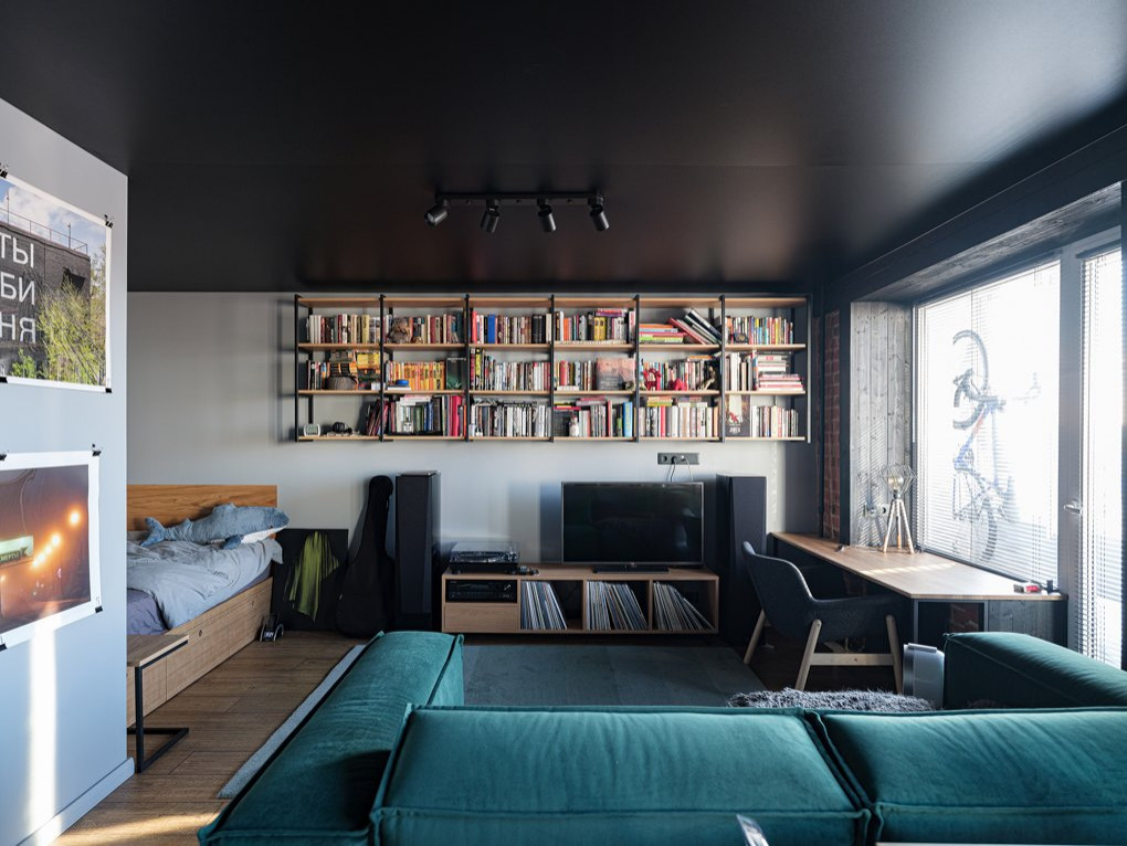 Квартира-студия с черным потолком в стиле лофт