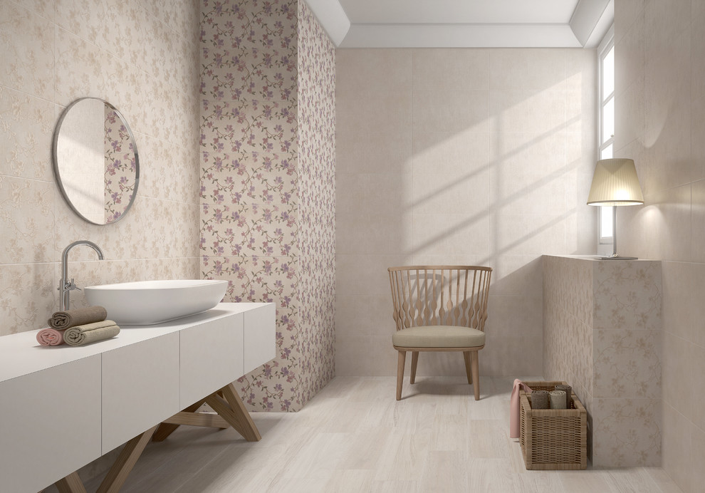 Керамические обои и выбеленный керамический деревянный пол.