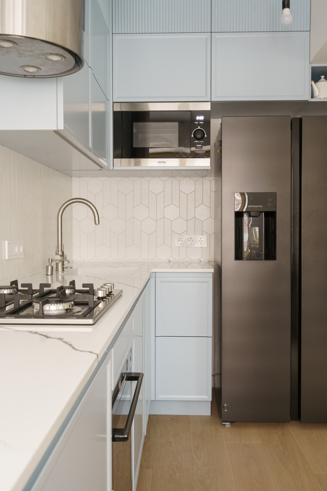 Голубая кухня, жалюзийный шкаф, полки и мебель в ванную с натуральным шпоном дуб