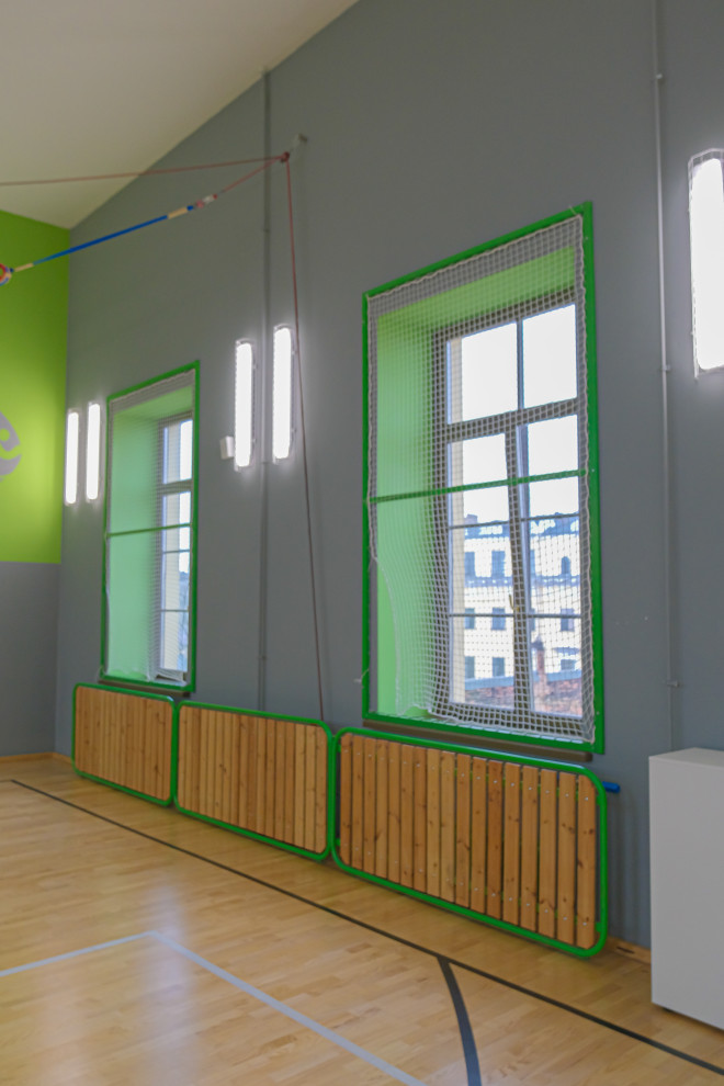 Исторические окна и двери в зданиях центра Санкт-Петербурга