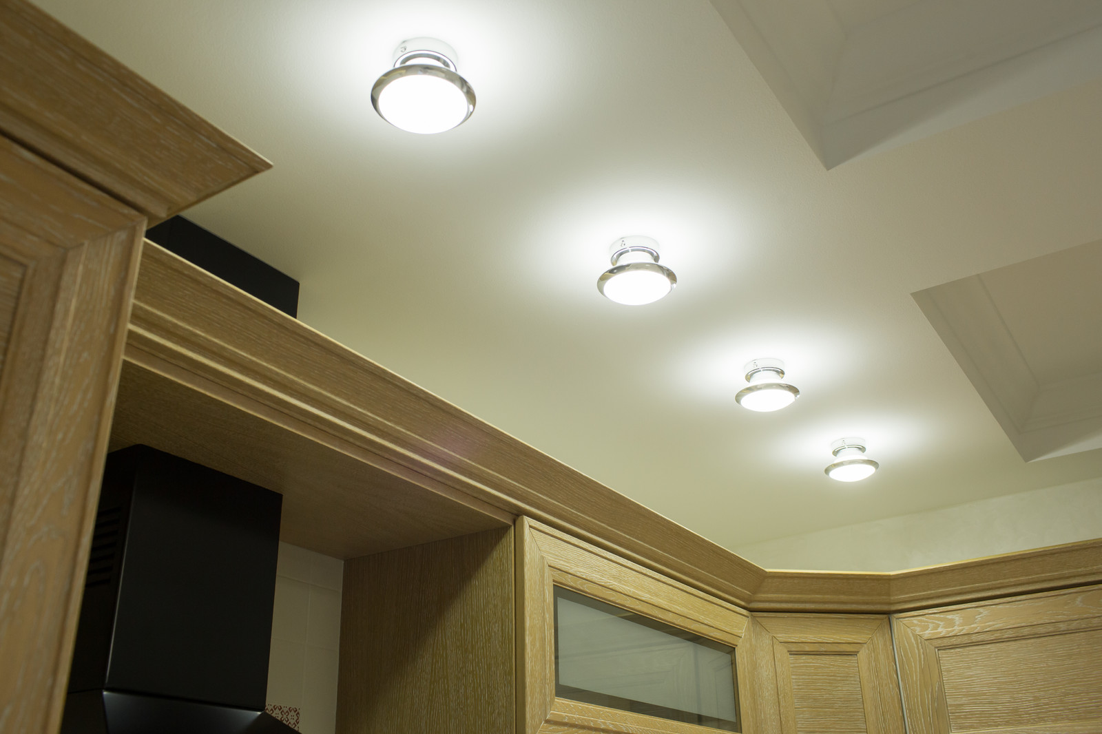 Городская кухня с лесным пейзажем