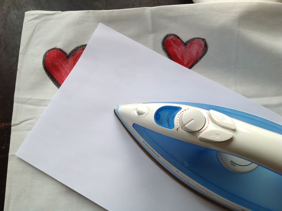 DIY: Постельные сцены — рисунки на ткани своими руками