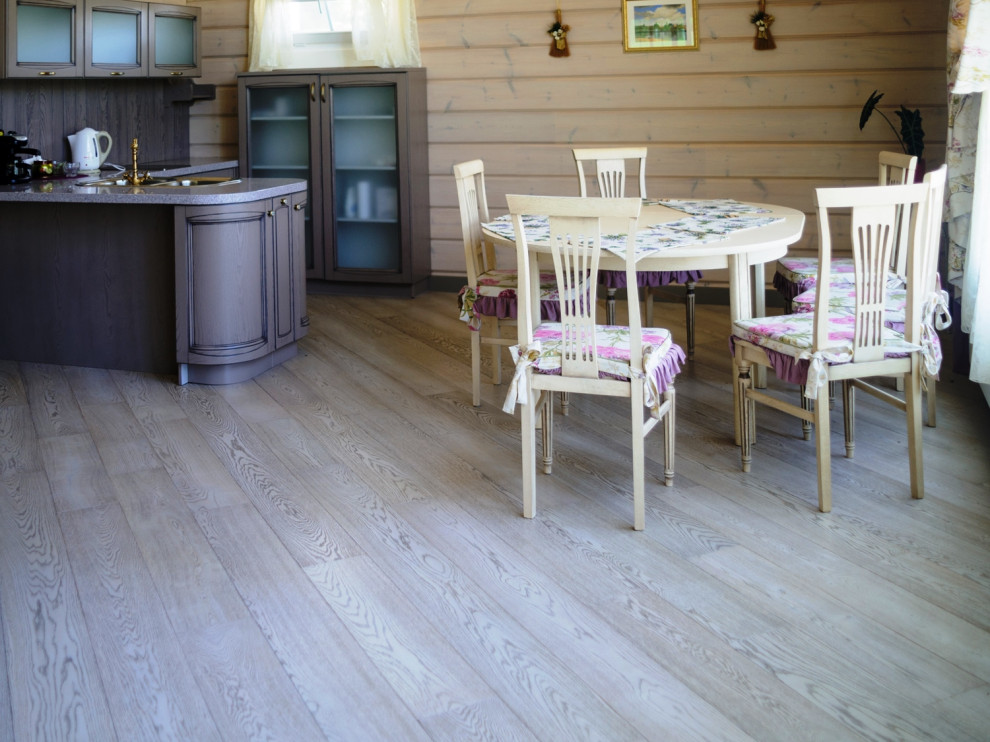 Паркетная доска из массива дуба Tantum Quercus в интерьере (загородный дом)