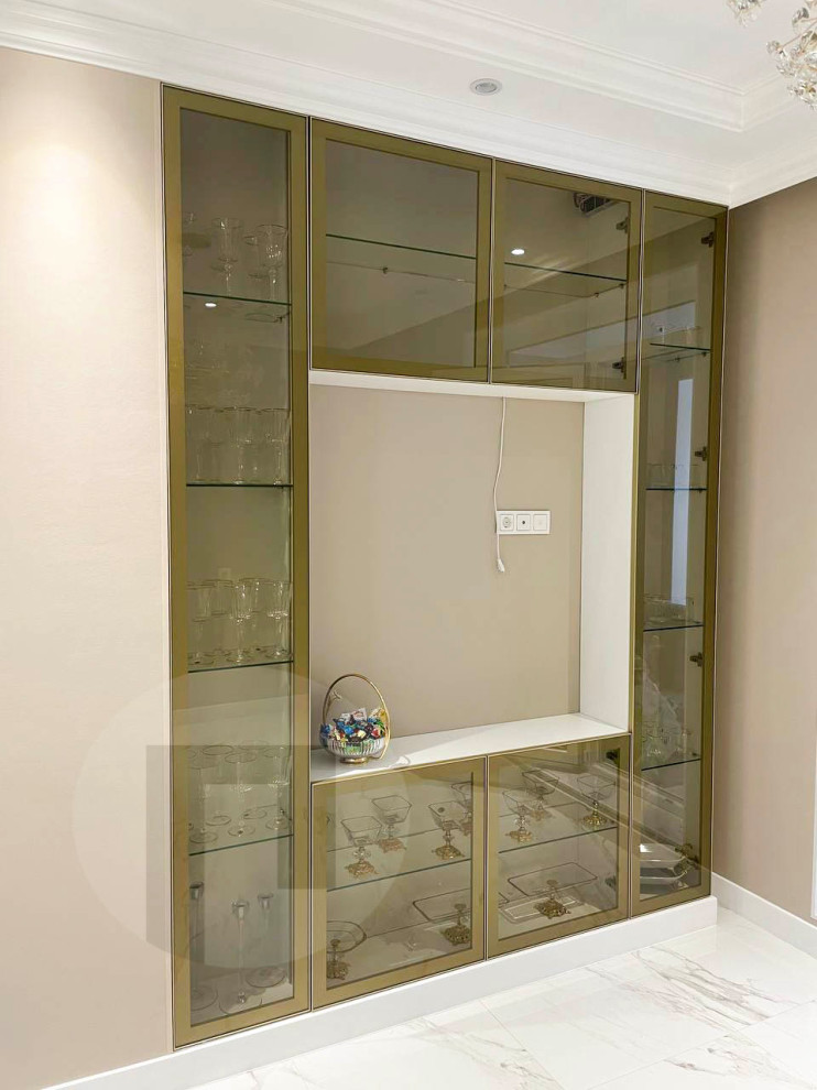 Шкаф со стеклянными фасадами