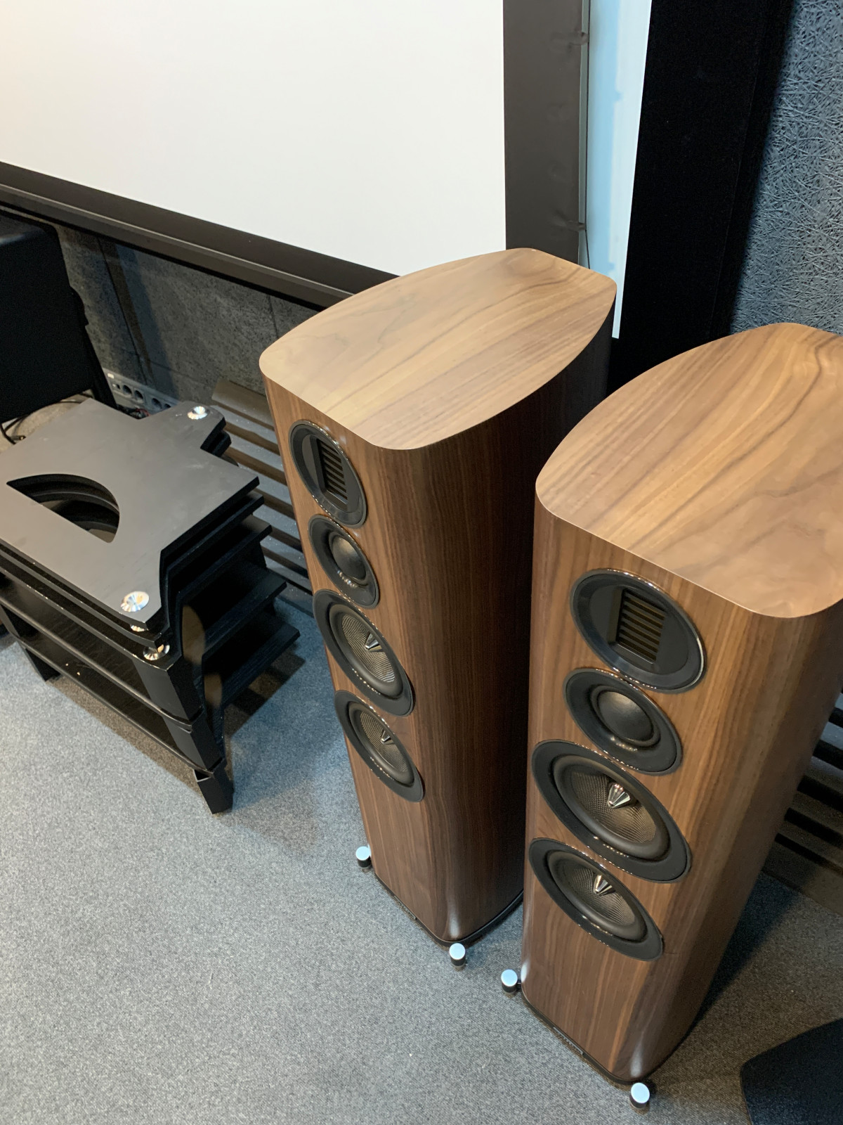 Шоу-рум домашних кинотеатров.