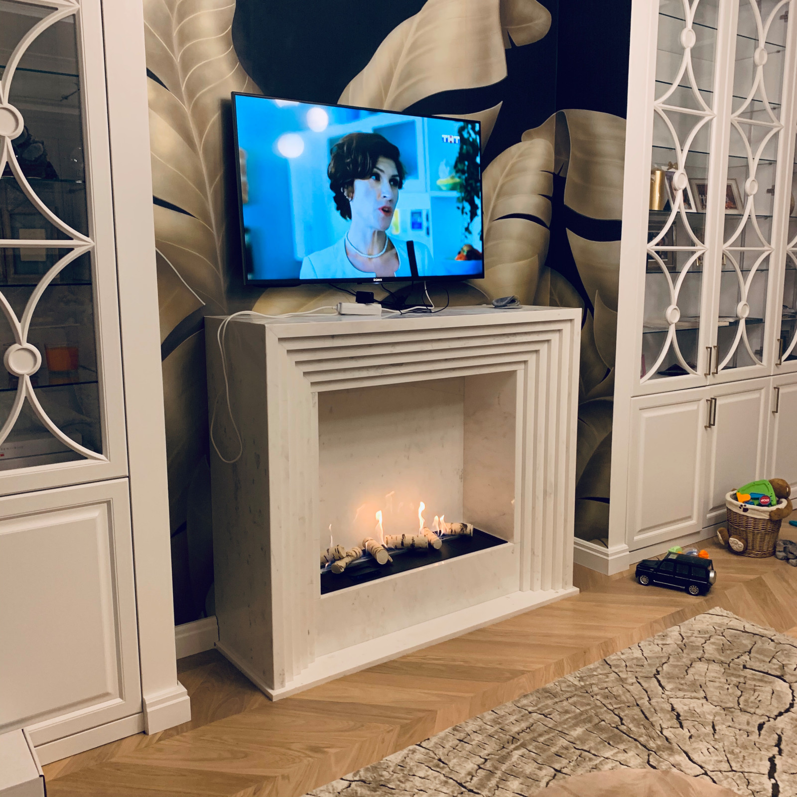 Автоматический биокамин Good Fire 900 RC в мраморном портале ЖК "Сказка"