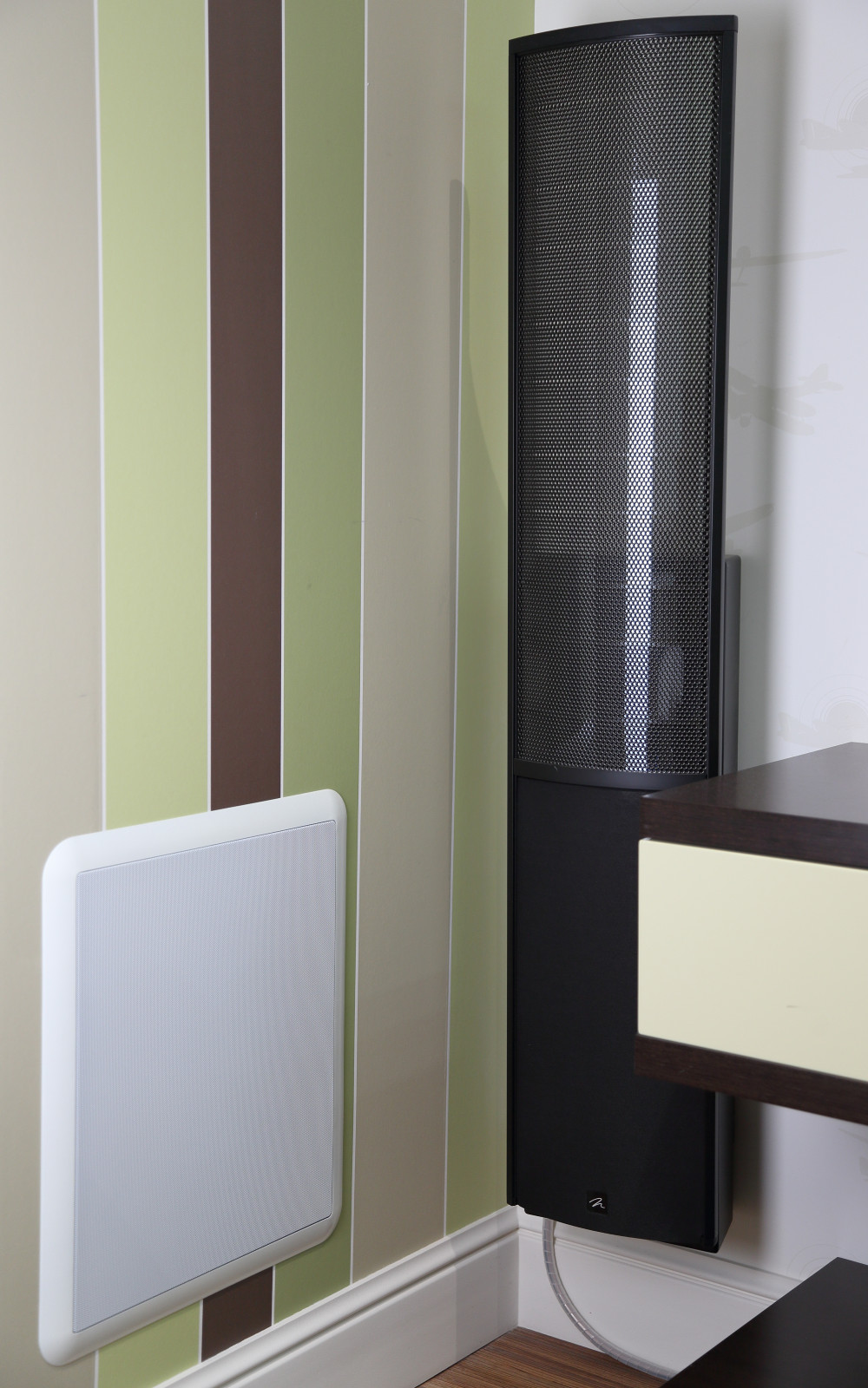 Встроенный в стену сабвуфер. Электростатические колонки.