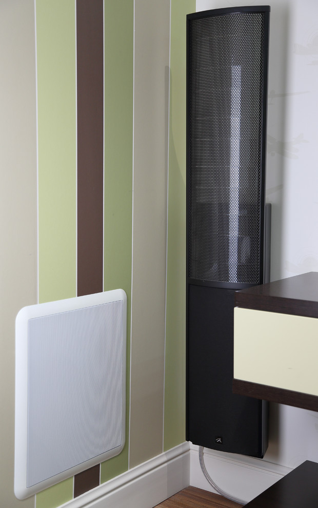 Встроенный в стену сабвуфер. Электростатические колонки.