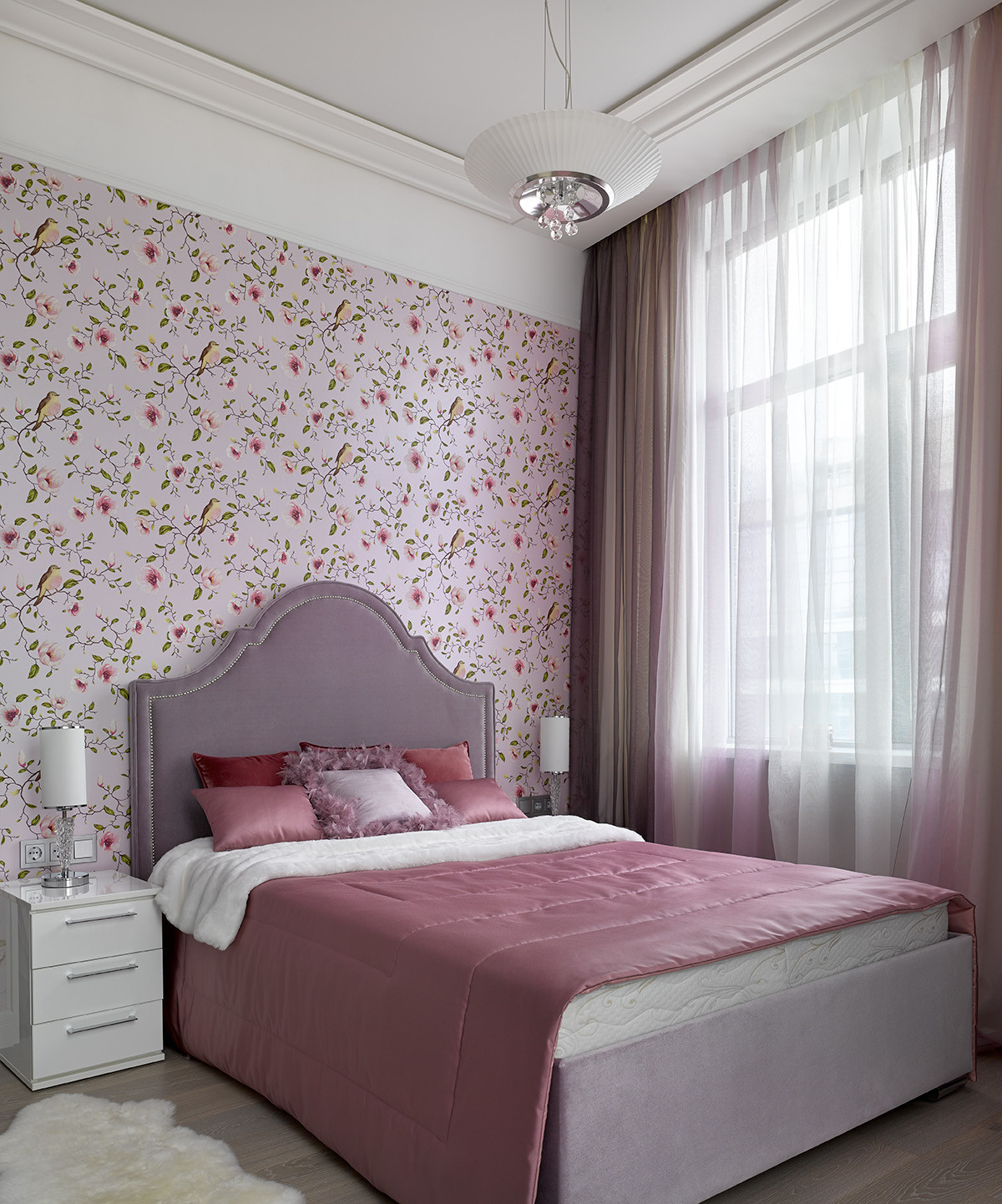 Черно-белая квартира с цветочной спальней