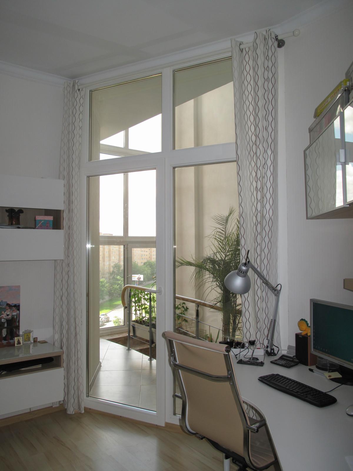 Межкомнатные двери и окно из сосны с шипом и пластиковое окно на лестнице в квар