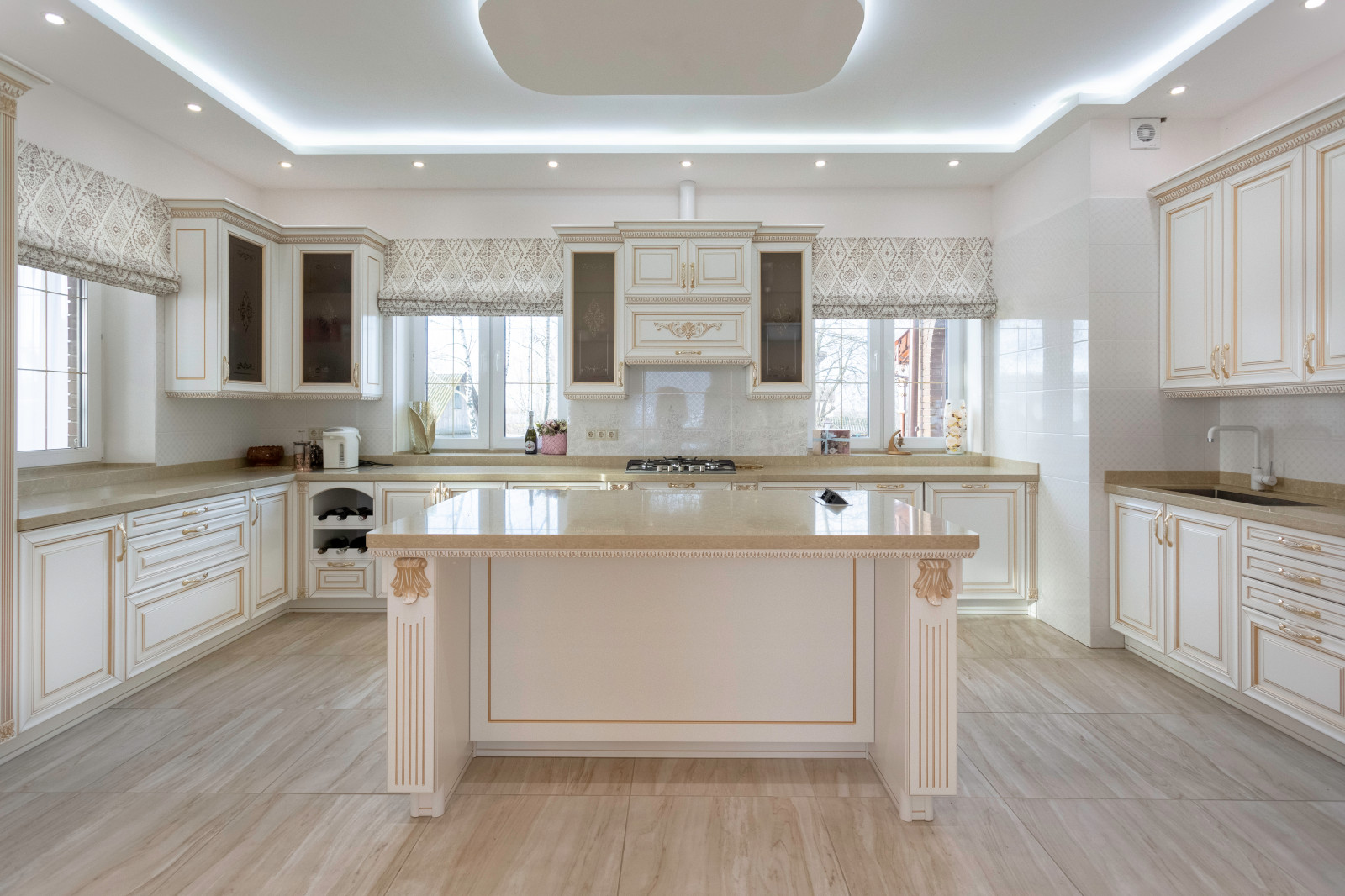 Просторная кухня в классическом стиле