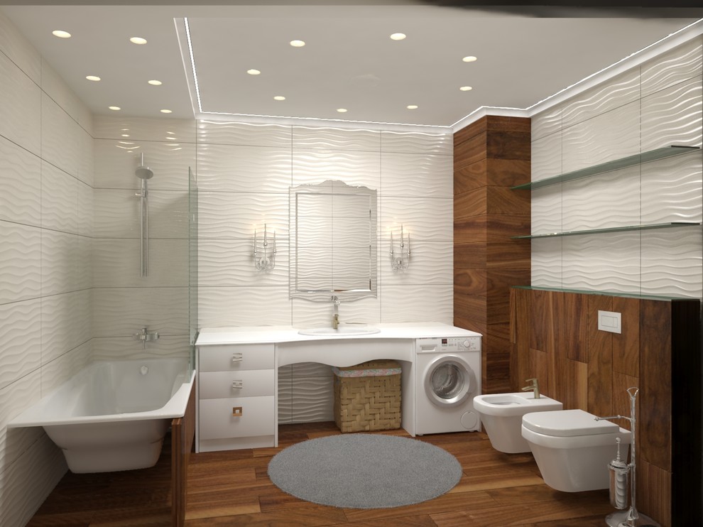 Ванная с плиткой под дерево и рельефной белой плиткой.