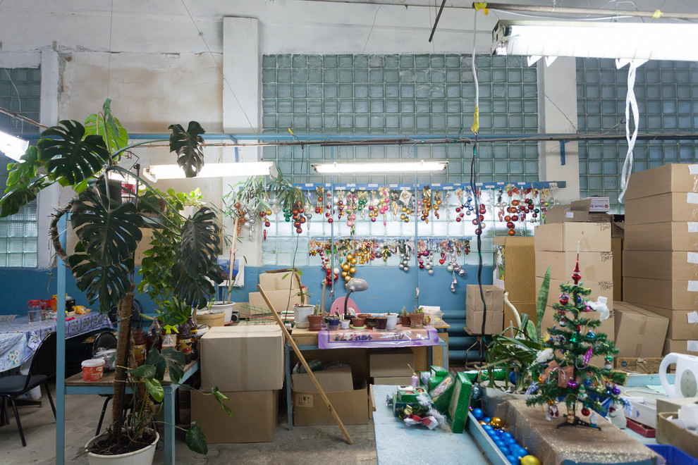 Портрет: Российские новогодние игрушки от фабрики «Елочка»