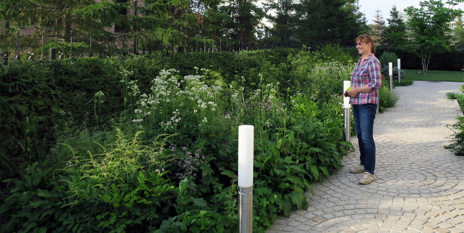 Сад с геометричным водоемом