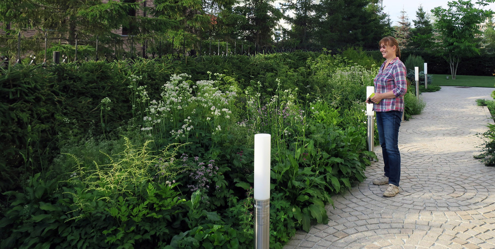 Сад с геометричным водоемом