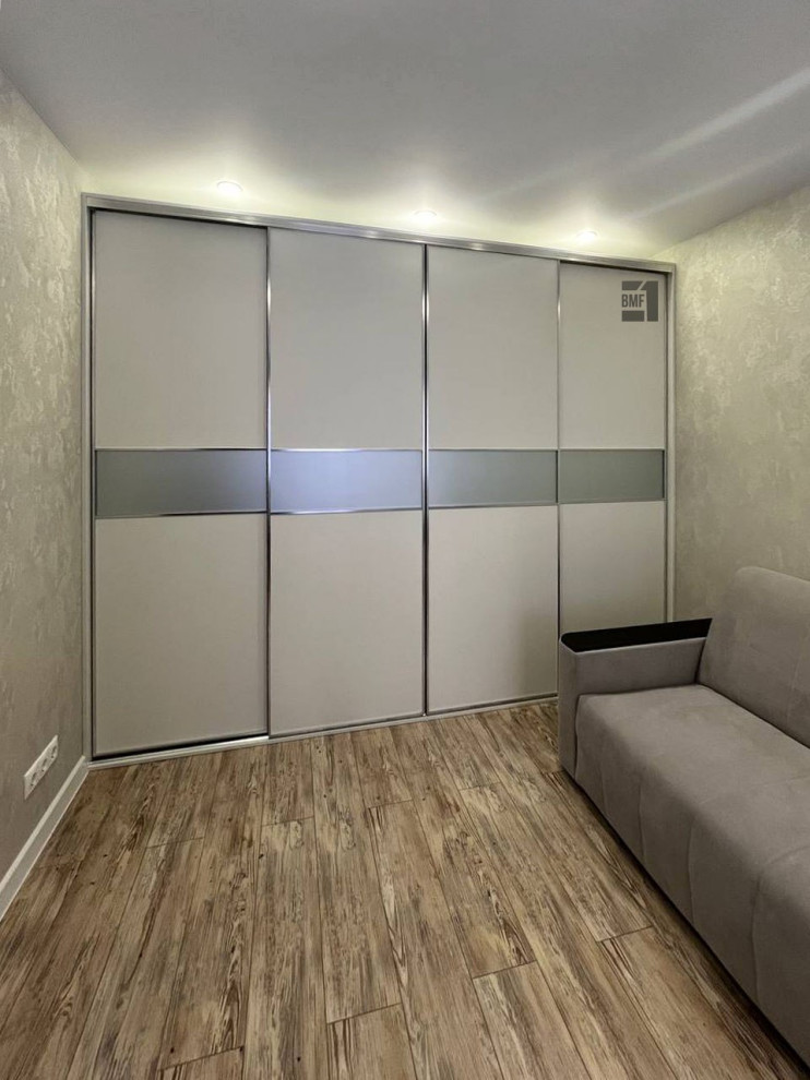 Серый шкаф-купе из ЛДСП