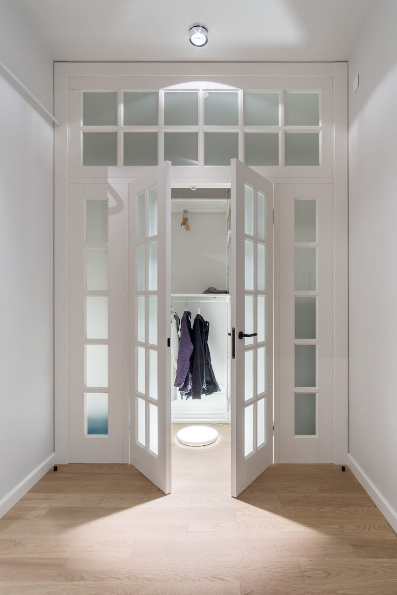 Обложка проекта: Квартира с разноцветными дверями Леон