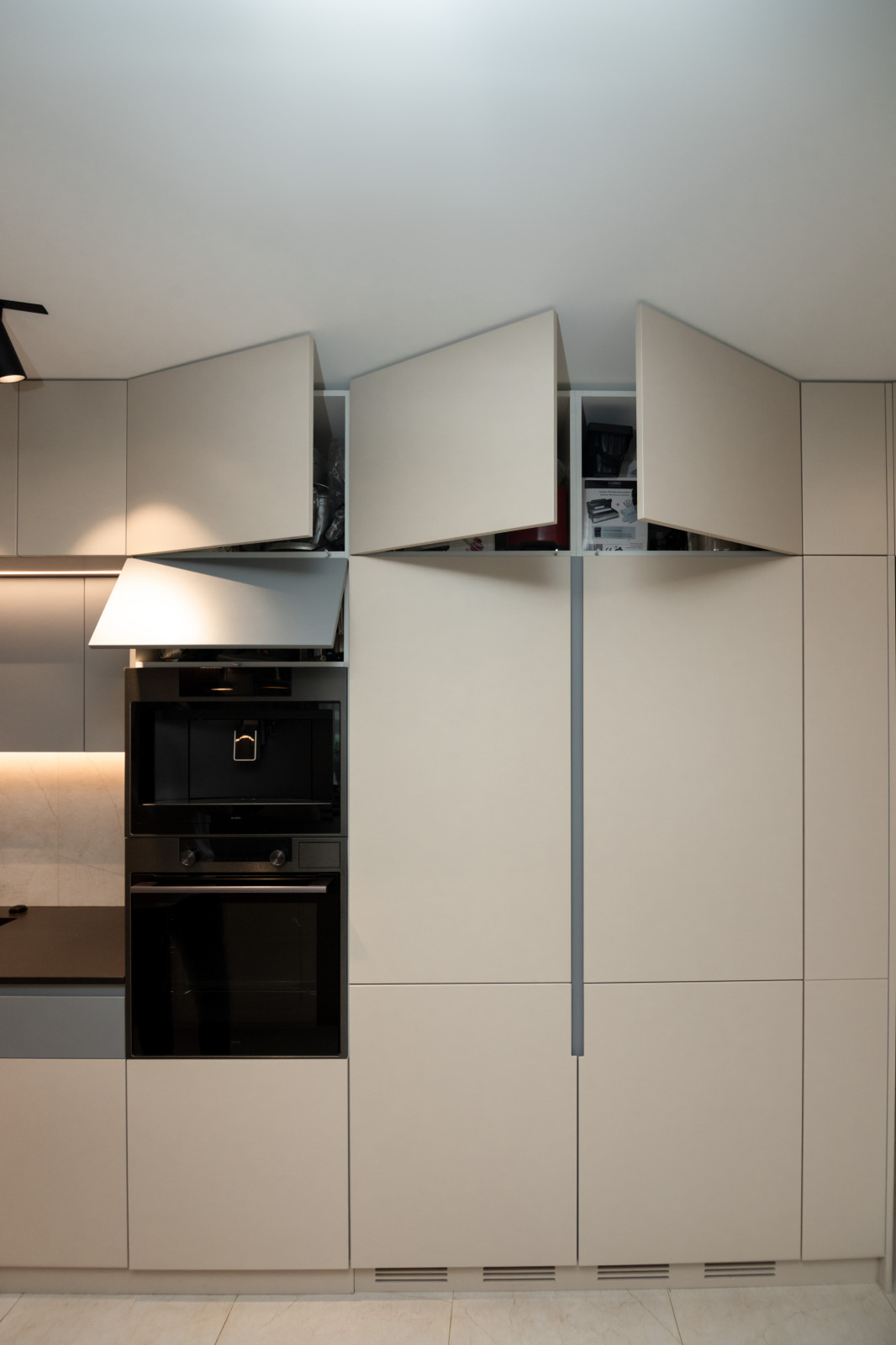 Современная кухня-гостиная с необычной барной стойкой и ТВ-зоной