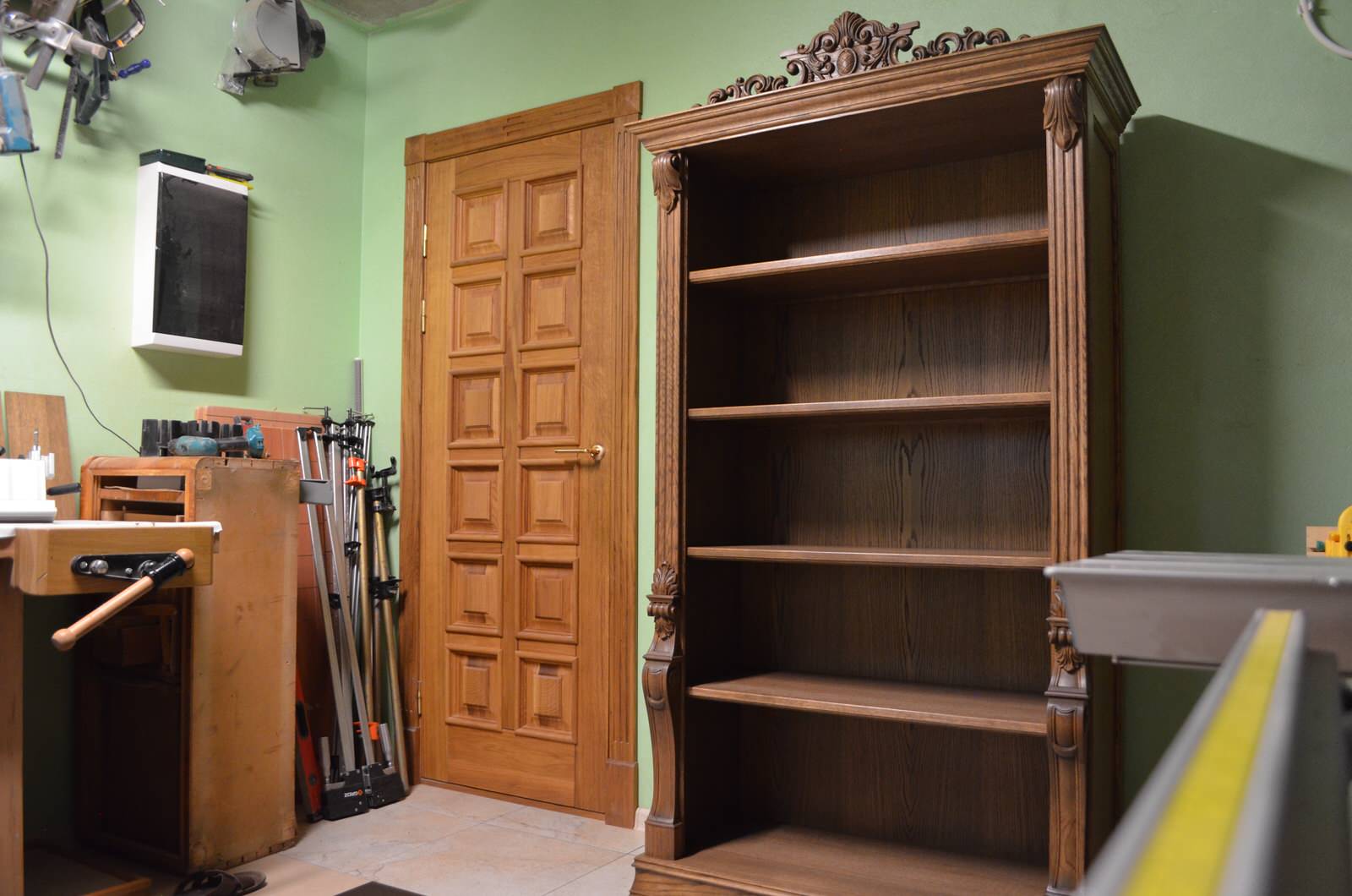 Книжный шкаф