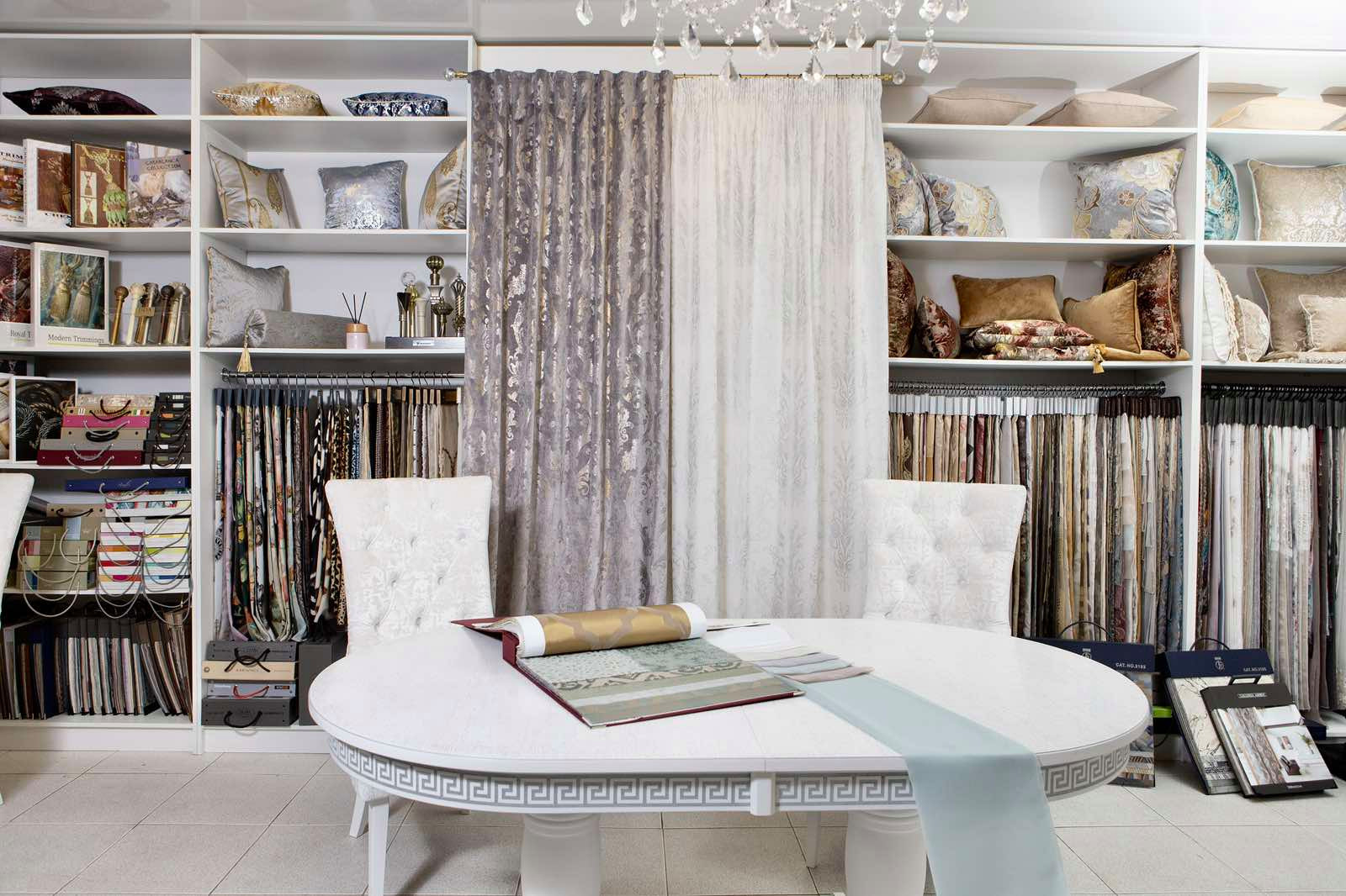 Шторы в итерьере салона