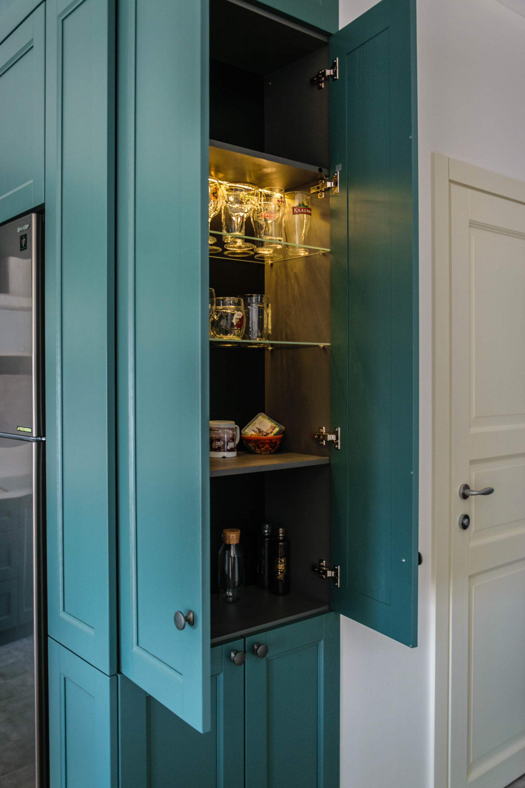 Кухня недели: Пыльно-зеленый гарнитур с островом