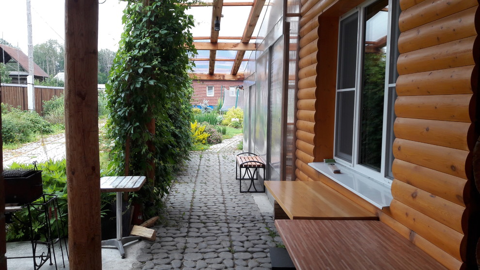 Деревянный дом с фасадом из металического сайдинга, баня с бассейном.