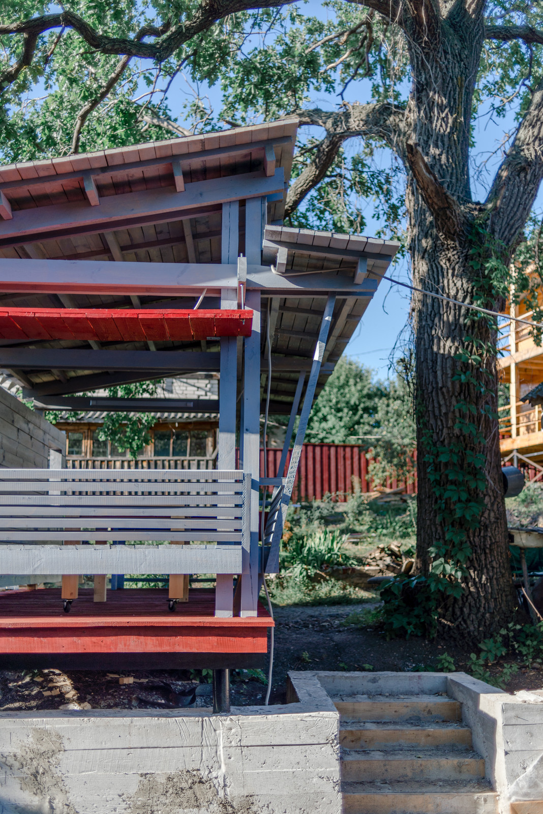 Беседка под дубом