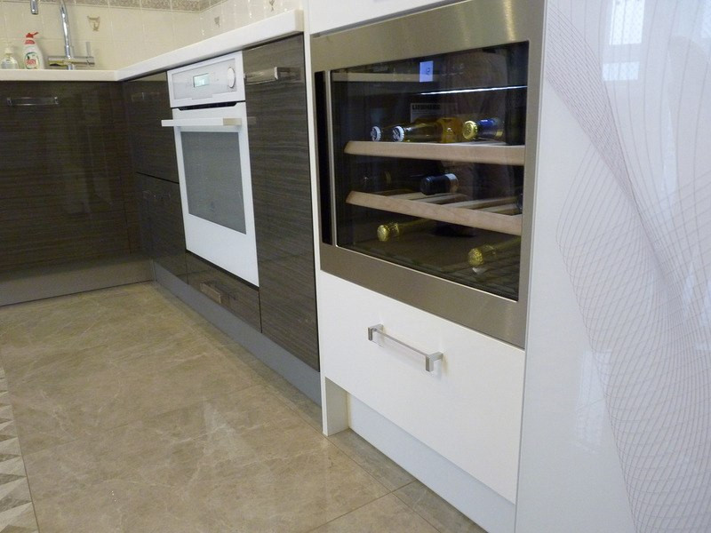 Угловая кухня модерн .Акрил и натуральный шпон.