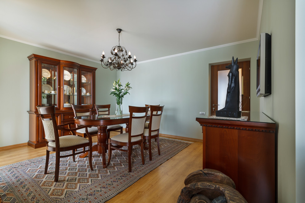 Трёхкомнатная квартира с кухней-гостиной в классическом стиле