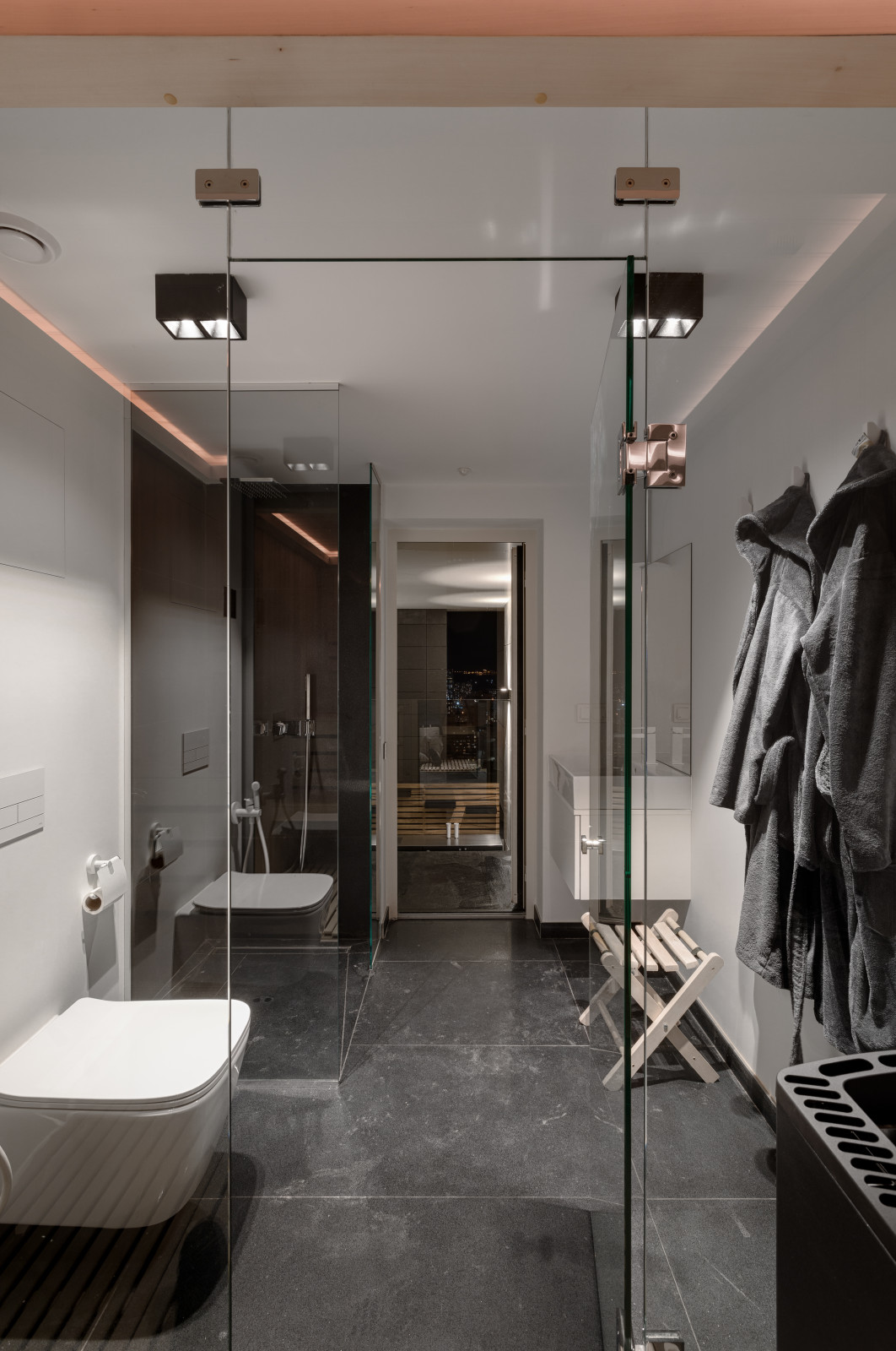 Обложка проекта: Stylish monochromatic white penthouse