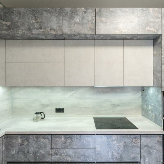 Широкая серо-белая угловая кухня в стиле лофт