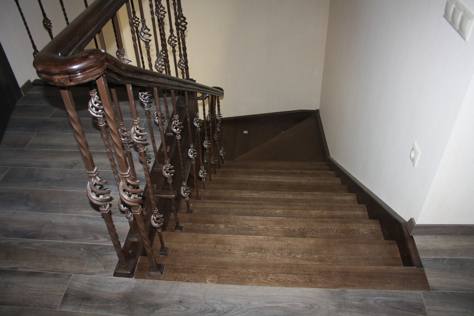 Дубовая лестница на бетонном основании