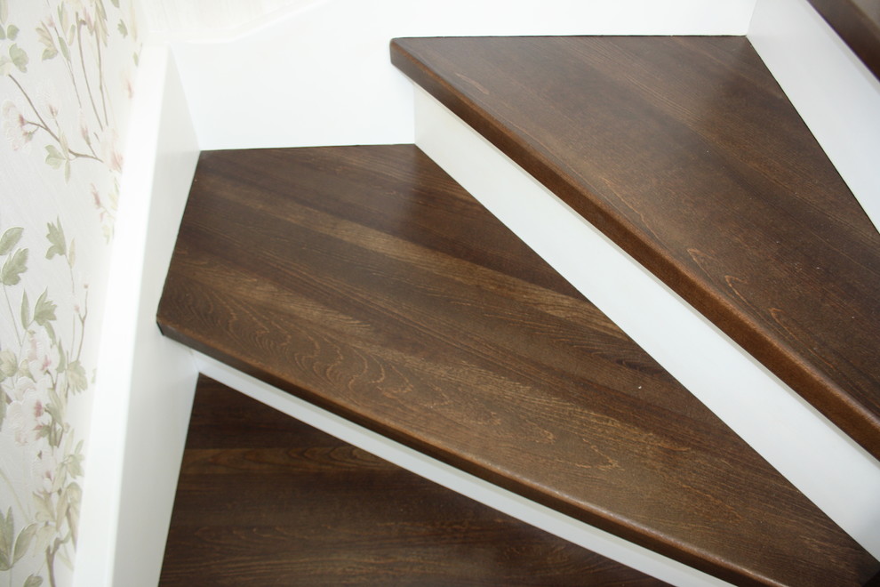 Лестница из бука с контрастной покраской