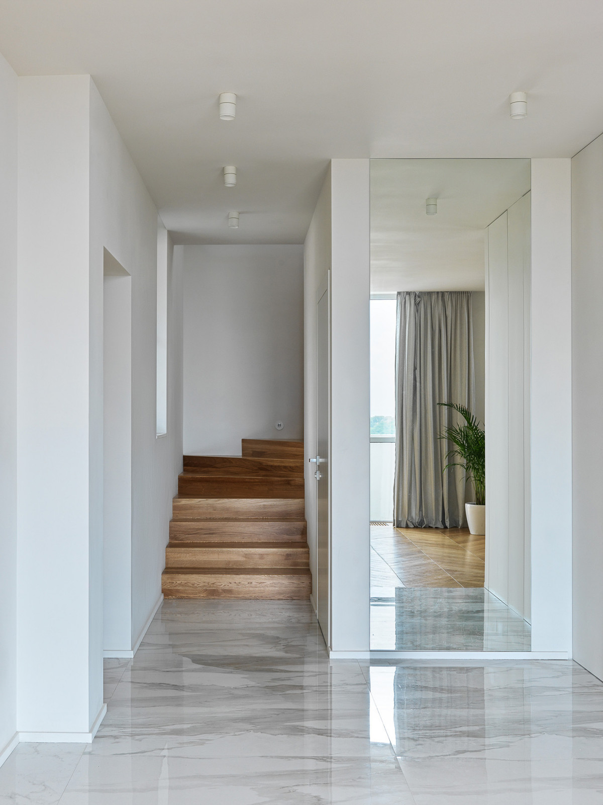 Seaside apartment with a sence of air